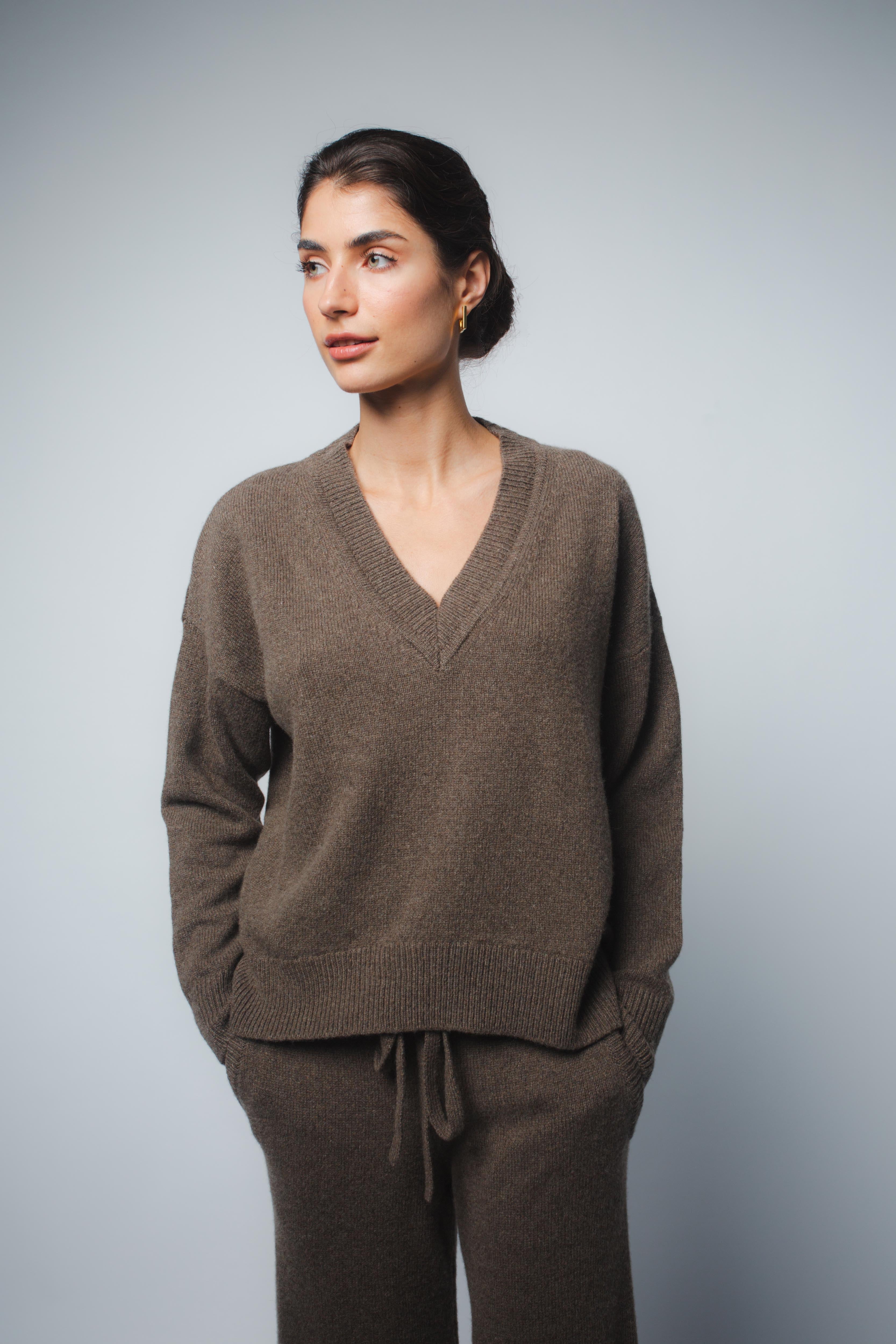 SANTICLER V-neck Italian cashmere pullover sweater in Chestnut