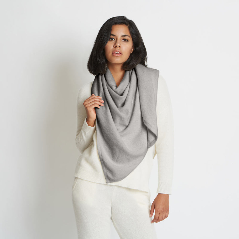 ANNA CASHMERE OVERSIZED TRIANGLE SARF IN HEATHER GREY