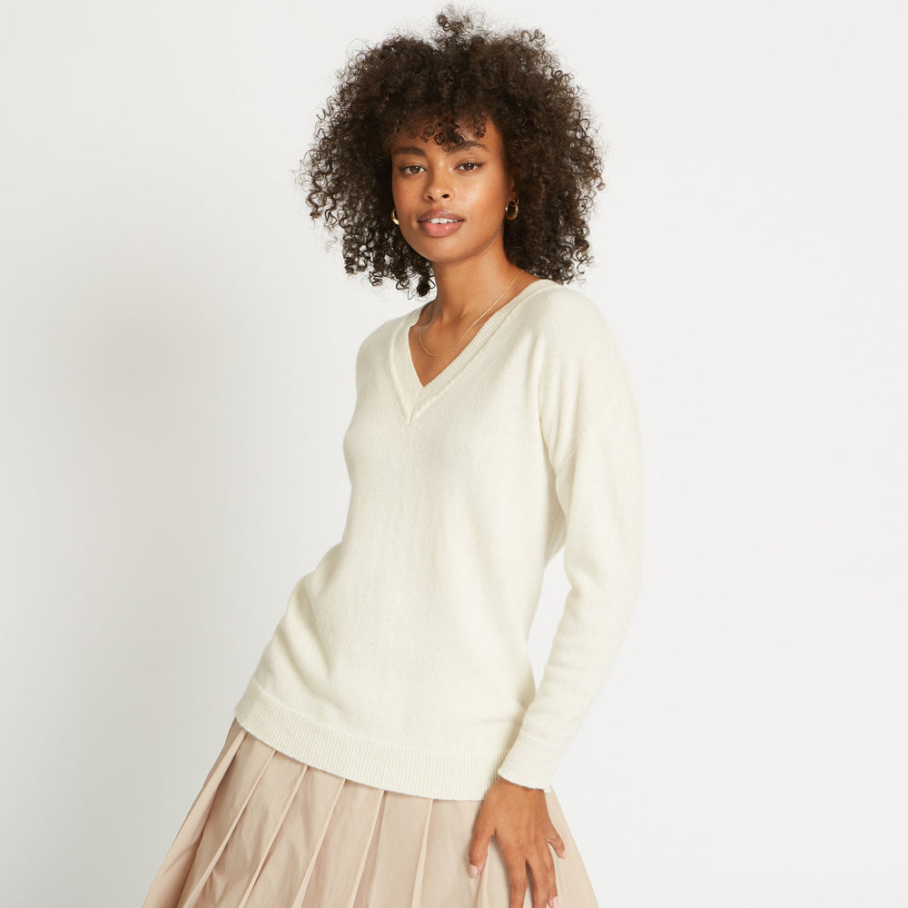 CRISTA 3D KNITTED V-NECK CASHMERE SWEATER IN SUGAR