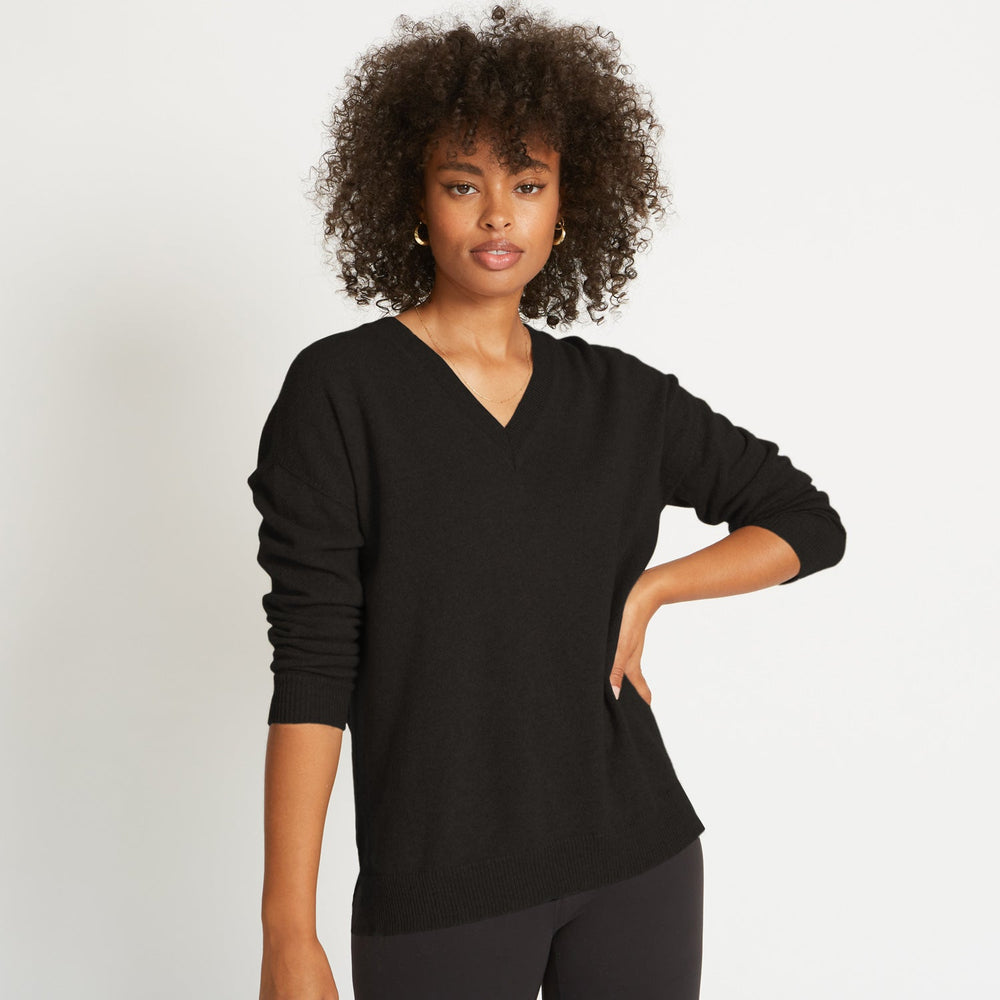 CRISTA 3D KNITTED V-NECK CASHMERE SWEATER IN BLACK