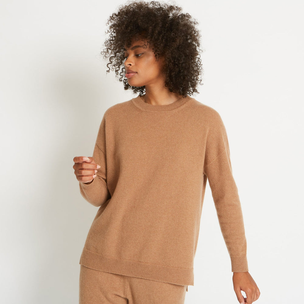 RILEY 3D KNITTED CASHMERE CREWNECK SWEATER IN CARAMEL