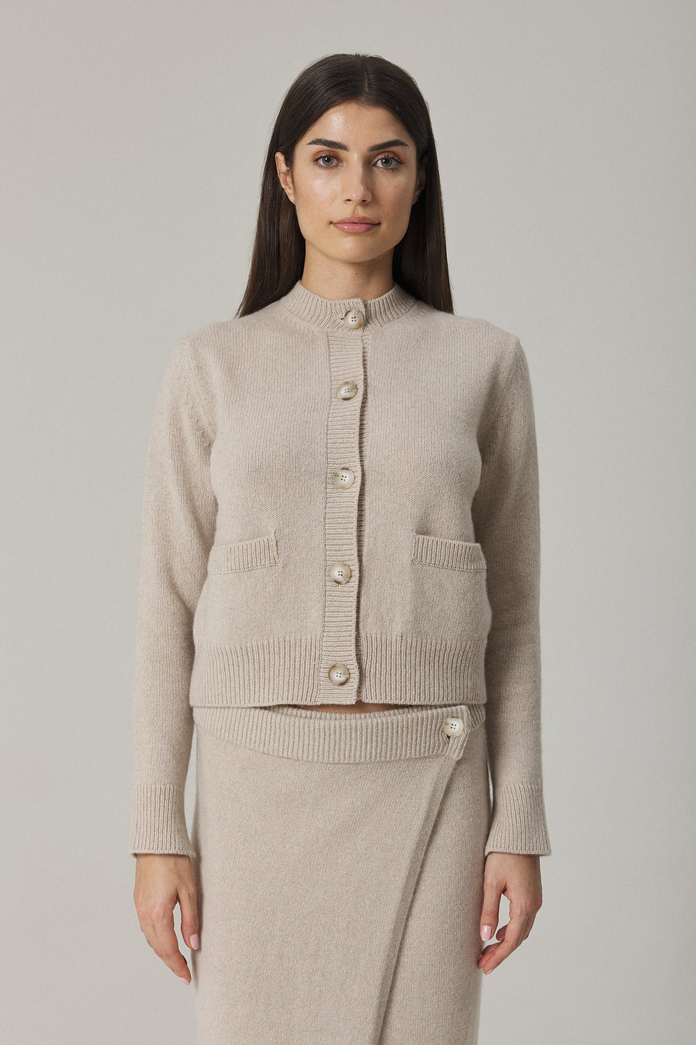 NYLA CROPPED CASHMERE CARDIGAN IN SAND