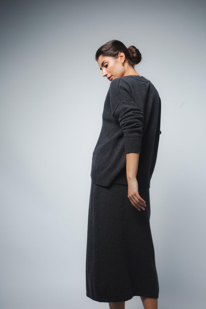 
                  
                    CRISTA V-NECK CASHMERE PULLOVER IN ANTHRACITE
                  
                