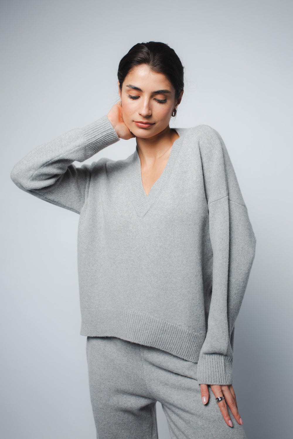 CRISTA V-NECK CASHMERE PULLOVER IN HEATHER GREY