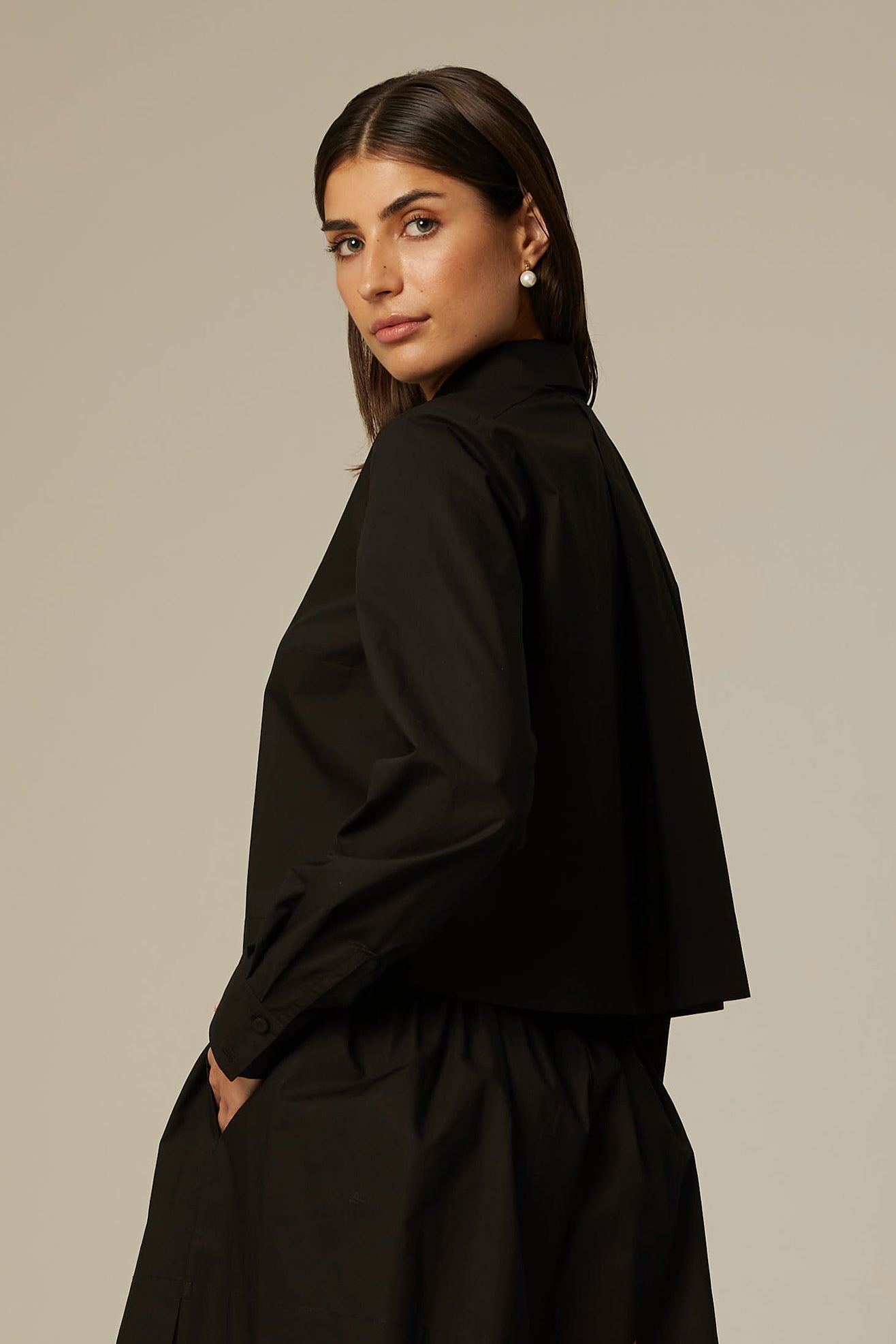 
                  
                    COLE ORGANIC COTTON CROPPED SHIRT IN BLACK
                  
                
