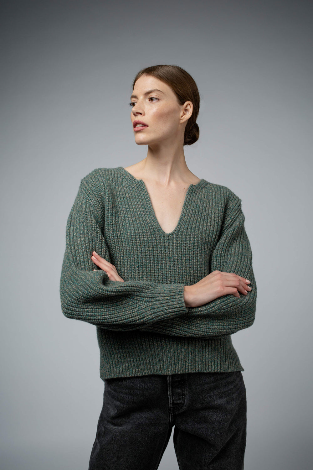 KAYA NOTCHED CASHMERE SWEATER IN PINE